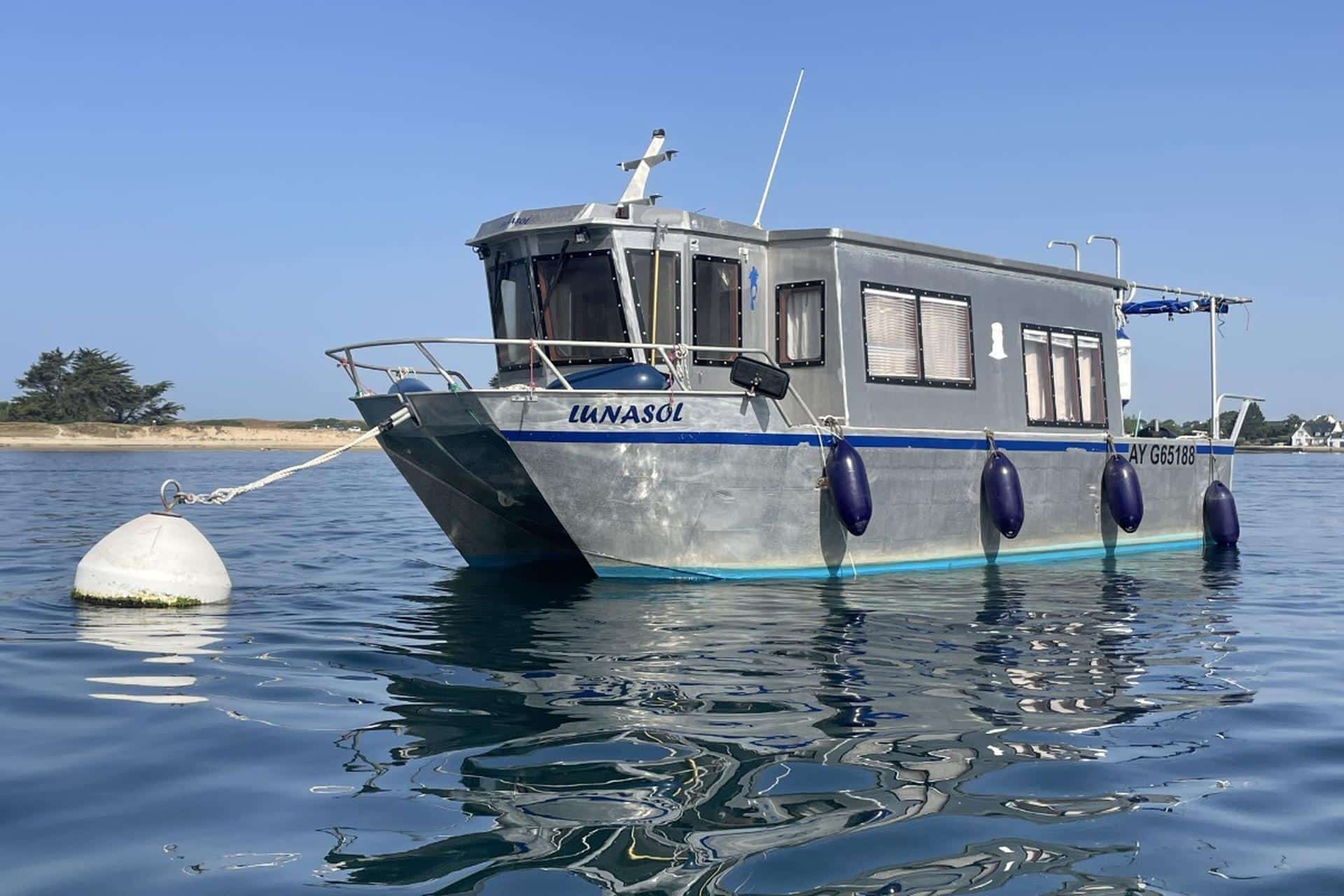 Bateau moteur habitable aluminium 8.80m - Mer et Canaux