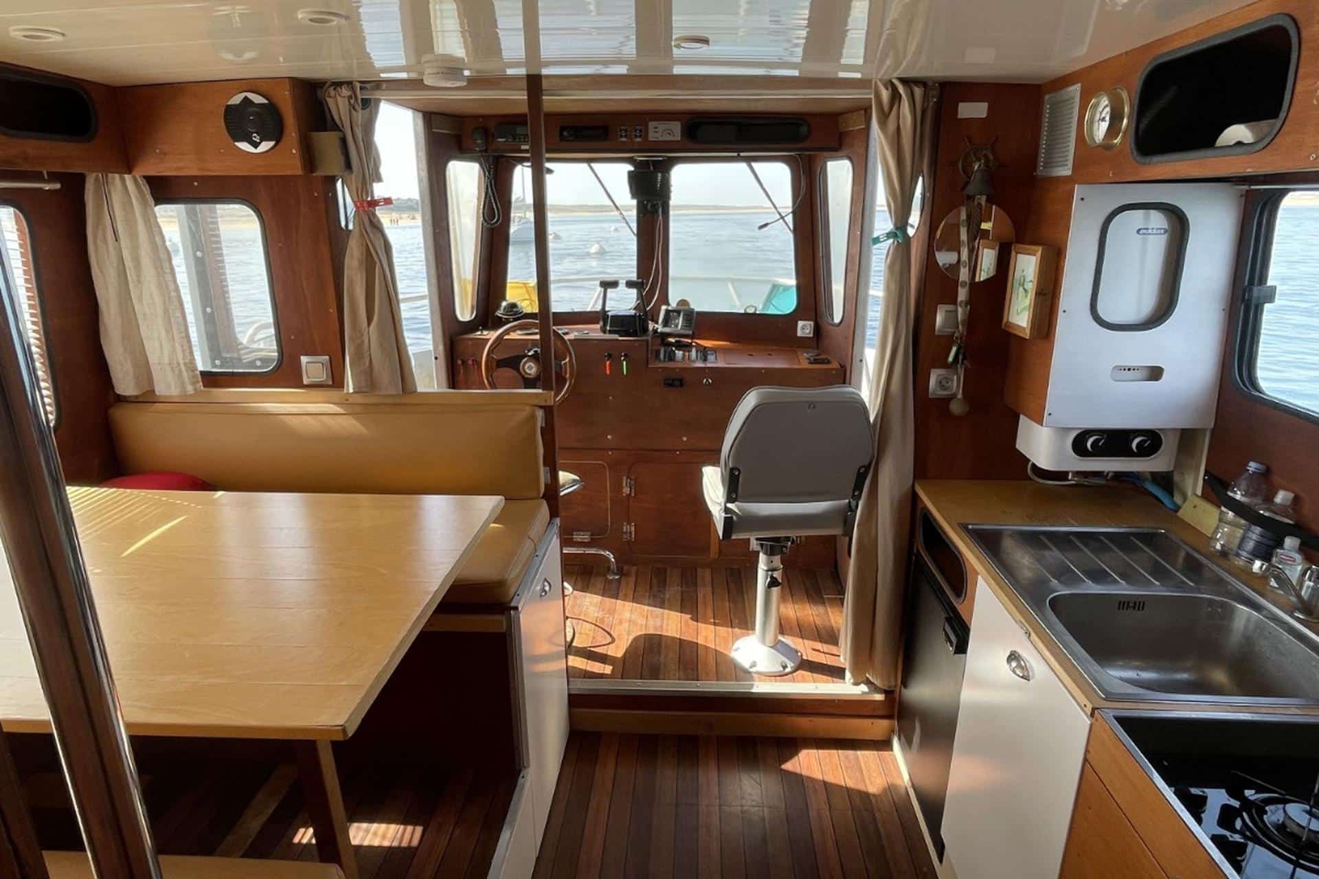 Bateau moteur habitable aluminium 8.80m - Mer et Canaux